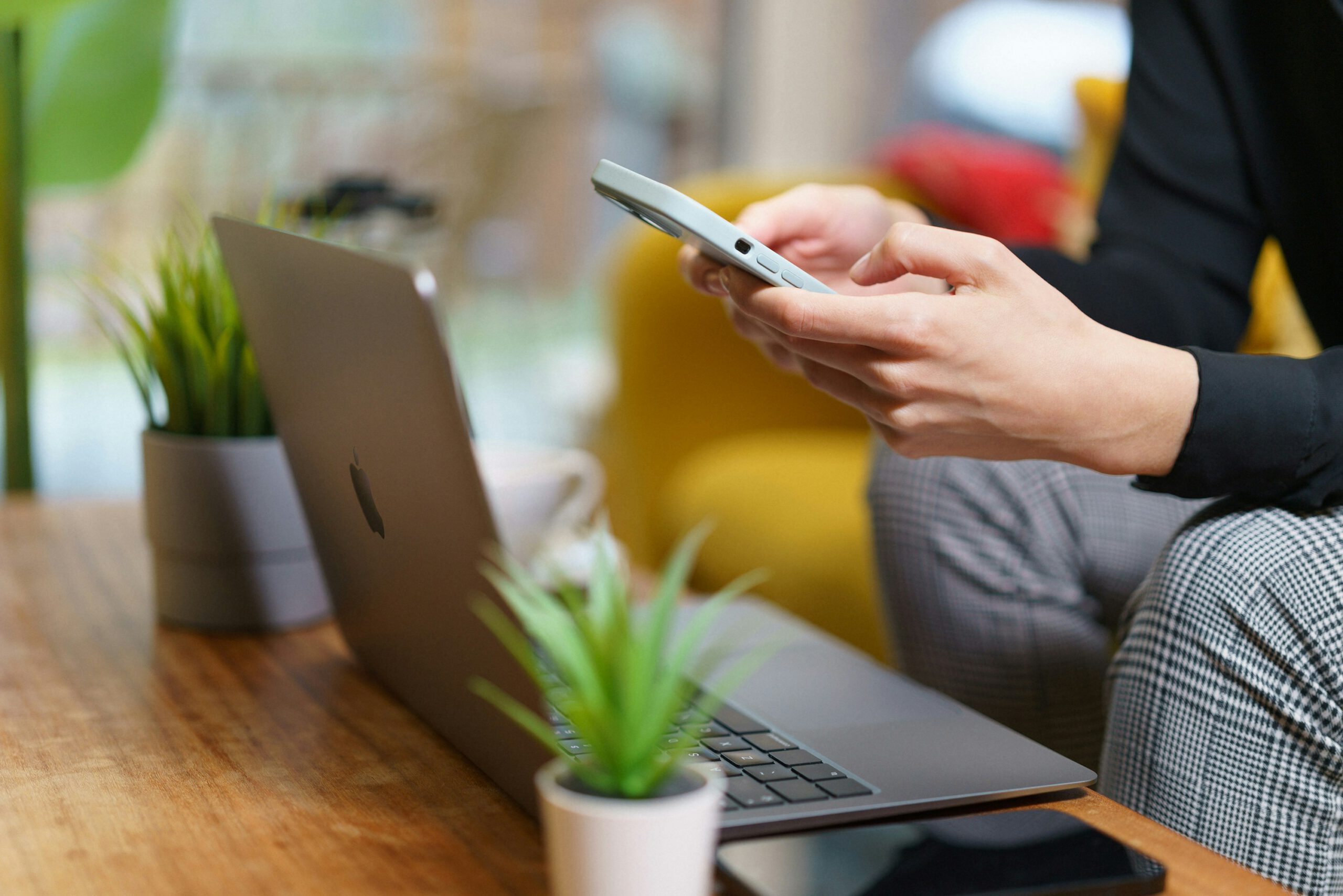 Beispielfoto wie eine Kundin über Laptop oder Mobilphone Kontakt aufnimmt für kostenloses Online Kennenlerngespräch