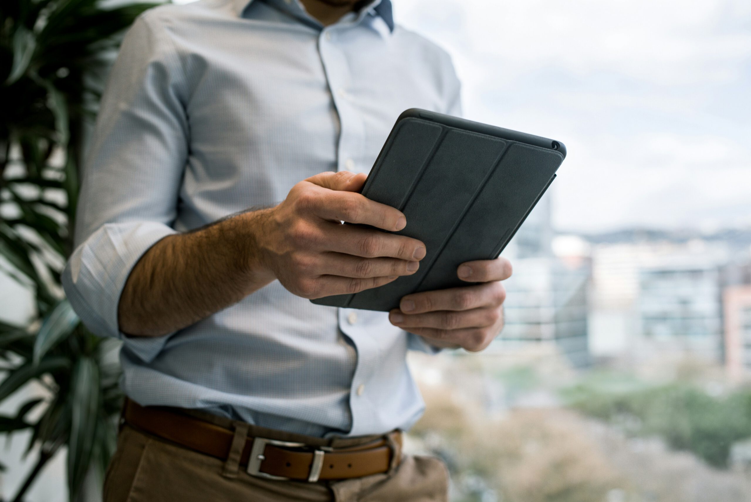 Beispielfoto für einen Kunden der unterwegs ist und von seinem tablet aus eine psychologische Online Beratung erhält.